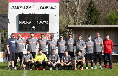 Echipa 100% românească din „Țara Fericirii” joacă într-un campionat cu reguli bizare: fotbal, handbal și rugby într-un meci!