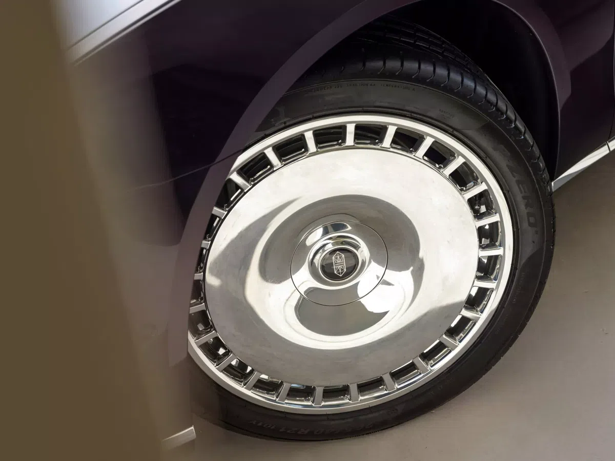 Mașina care seamănă izbitor cu Rolls-Royce și Mercedes » E mult mai ieftină decât cei doi giganți auto