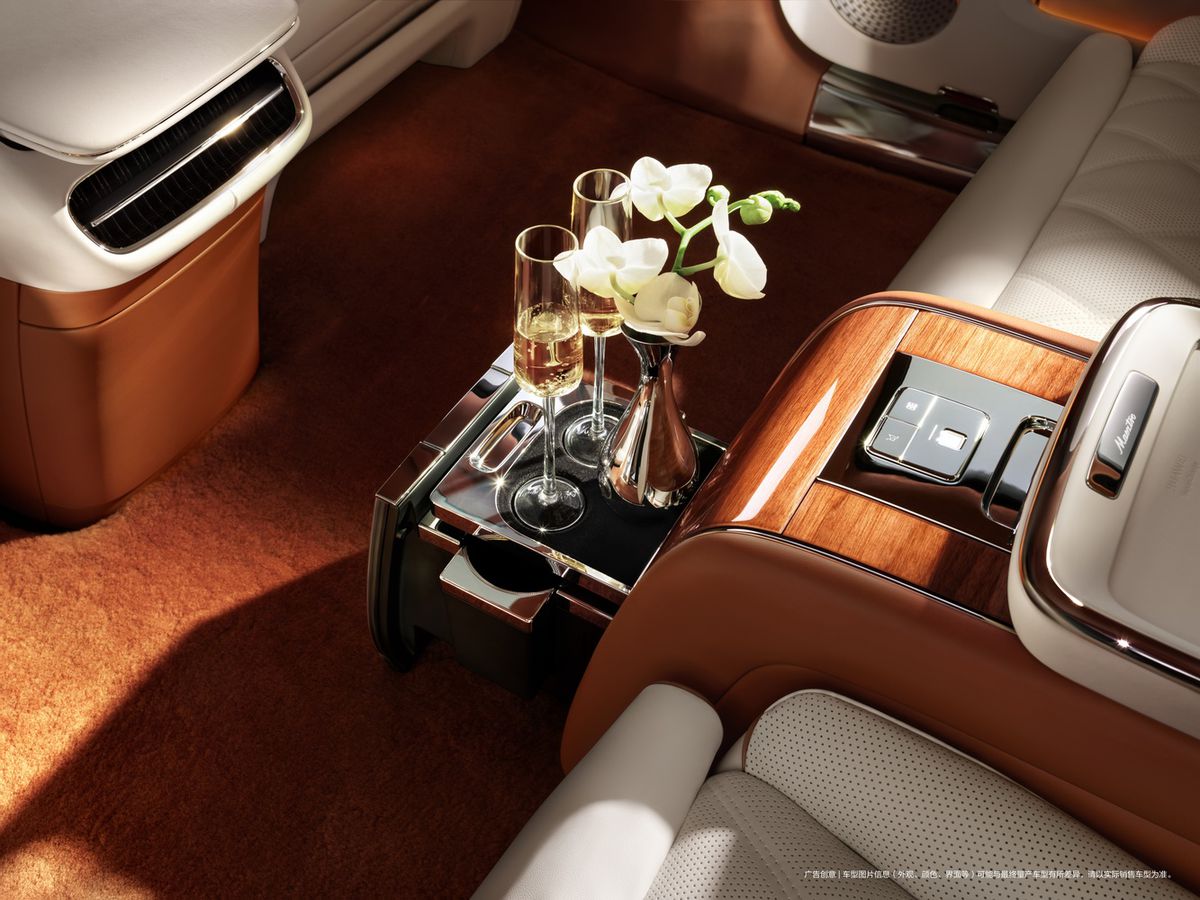 Mașina care seamănă izbitor cu Rolls-Royce și Mercedes » E mult mai ieftină decât cei doi giganți auto