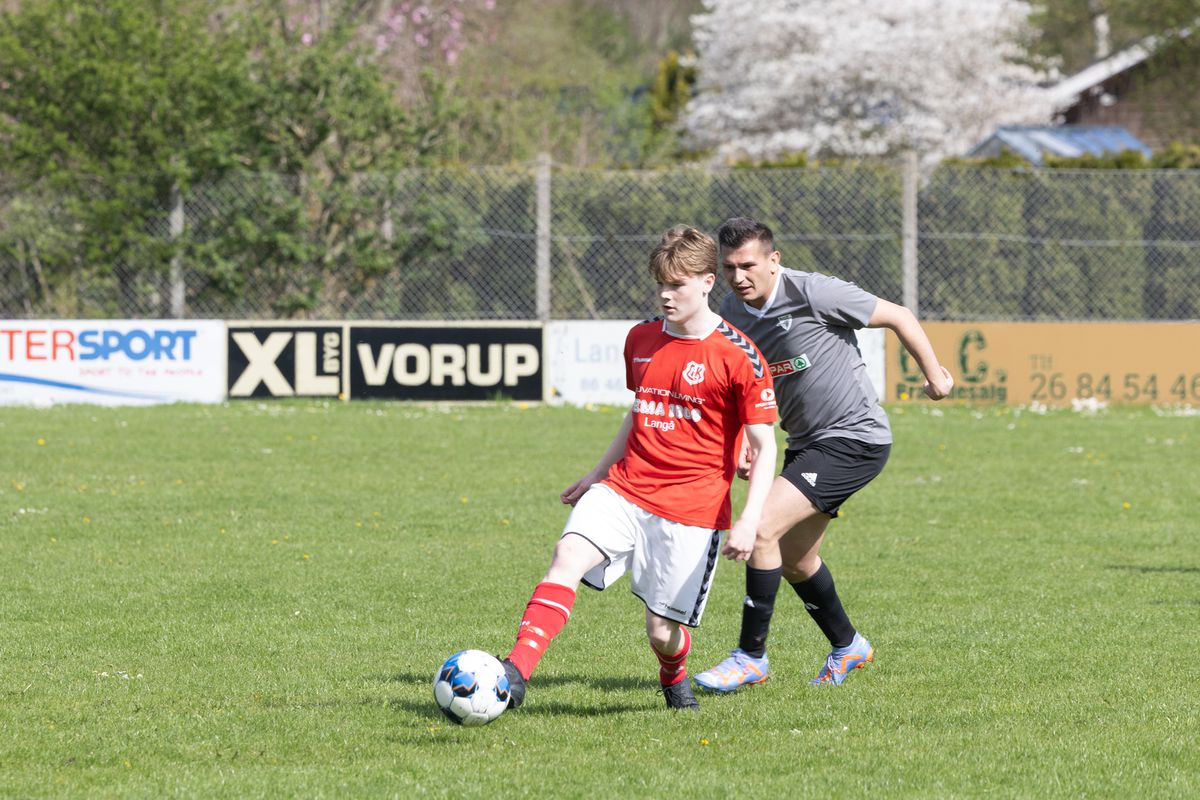 Echipa 100% românească din „Țara Fericirii” joacă într-un campionat cu reguli bizare: fotbal, handbal și rugby într-un meci!