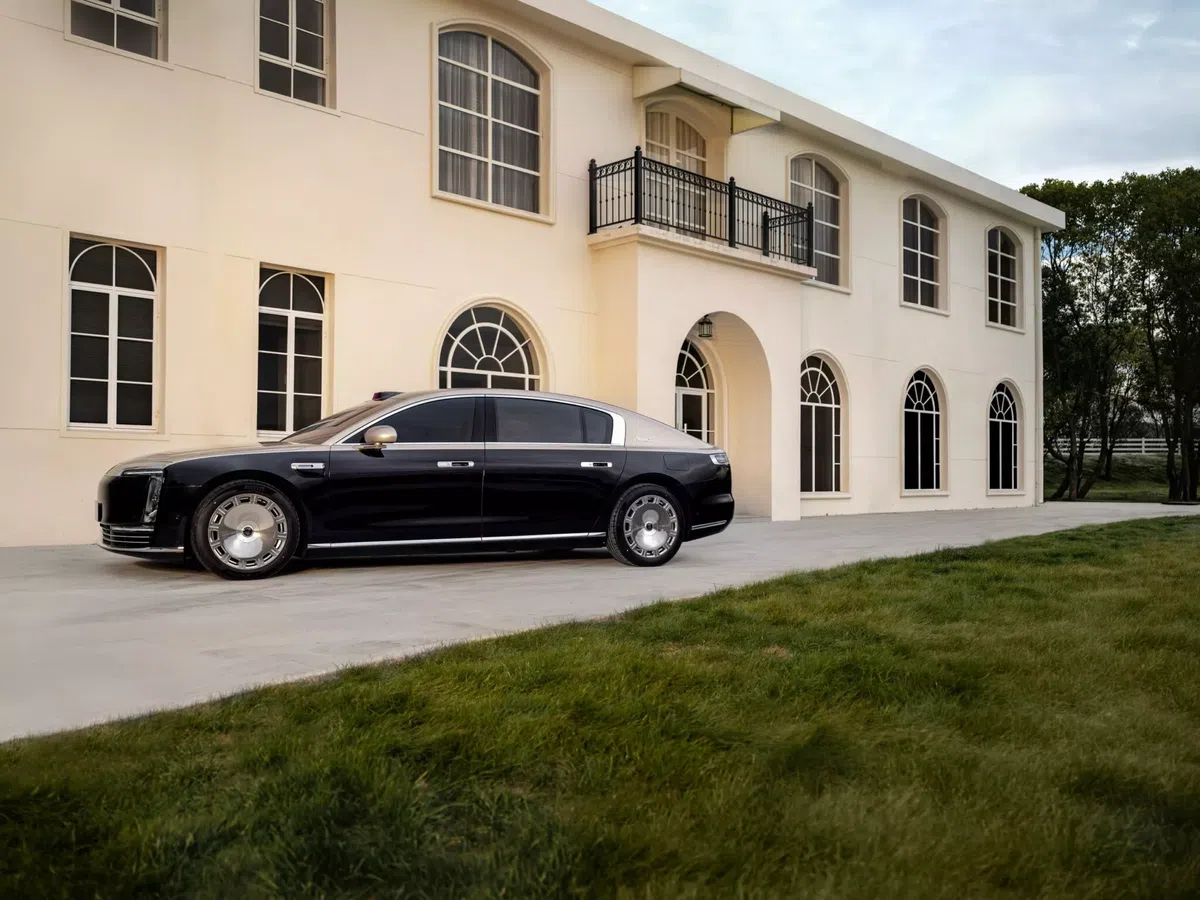 Mașina care seamănă izbitor cu Rolls-Royce și Mercedes » E mult mai ieftină decât cei doi giganți auto