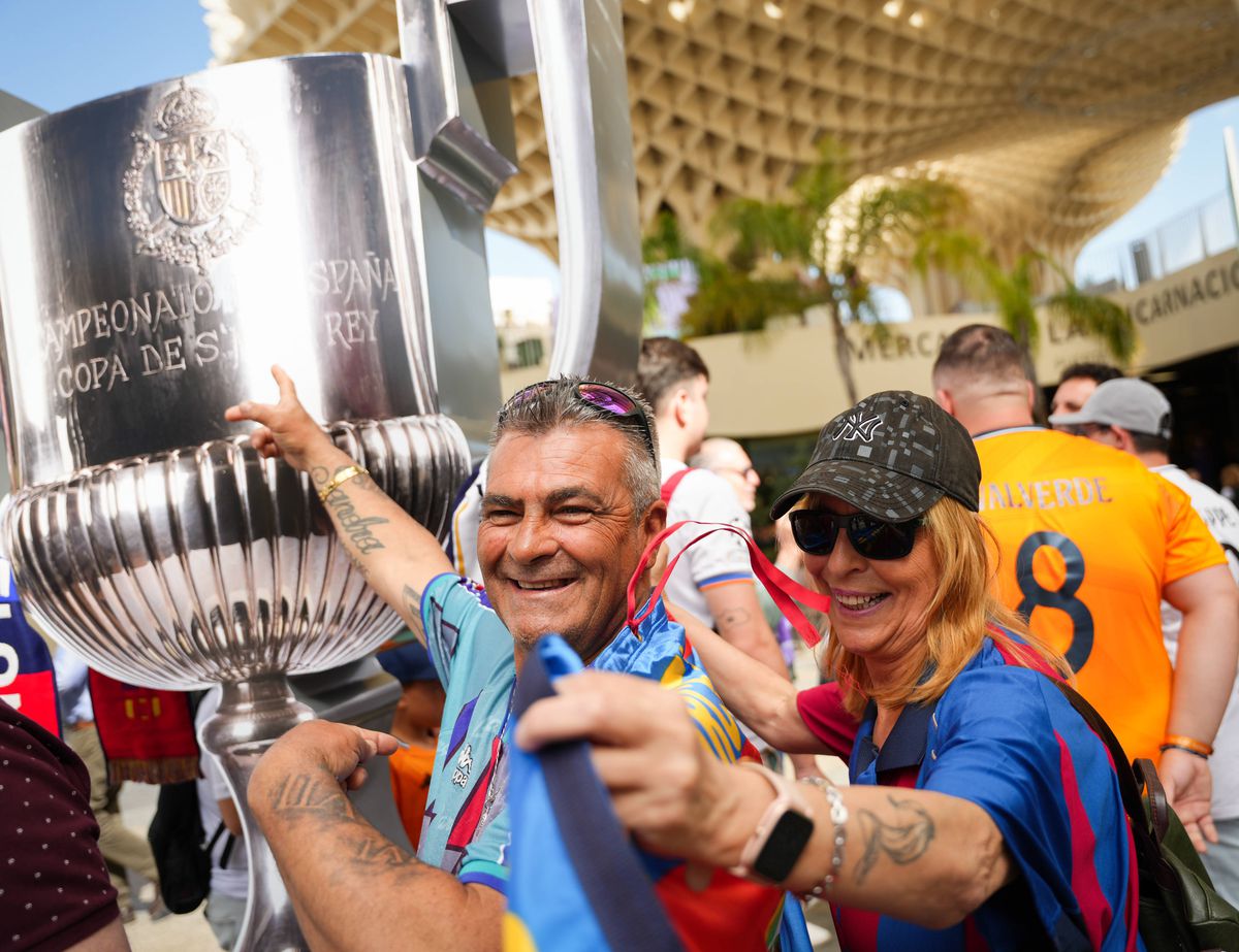 Fanii celor de la Barcelona au făcut show în Sevilla înaintea meciului cu Real Madrid