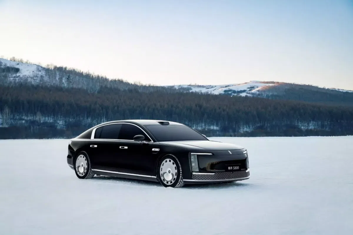 Mașina care seamănă izbitor cu Rolls-Royce și Mercedes » E mult mai ieftină decât cei doi giganți auto