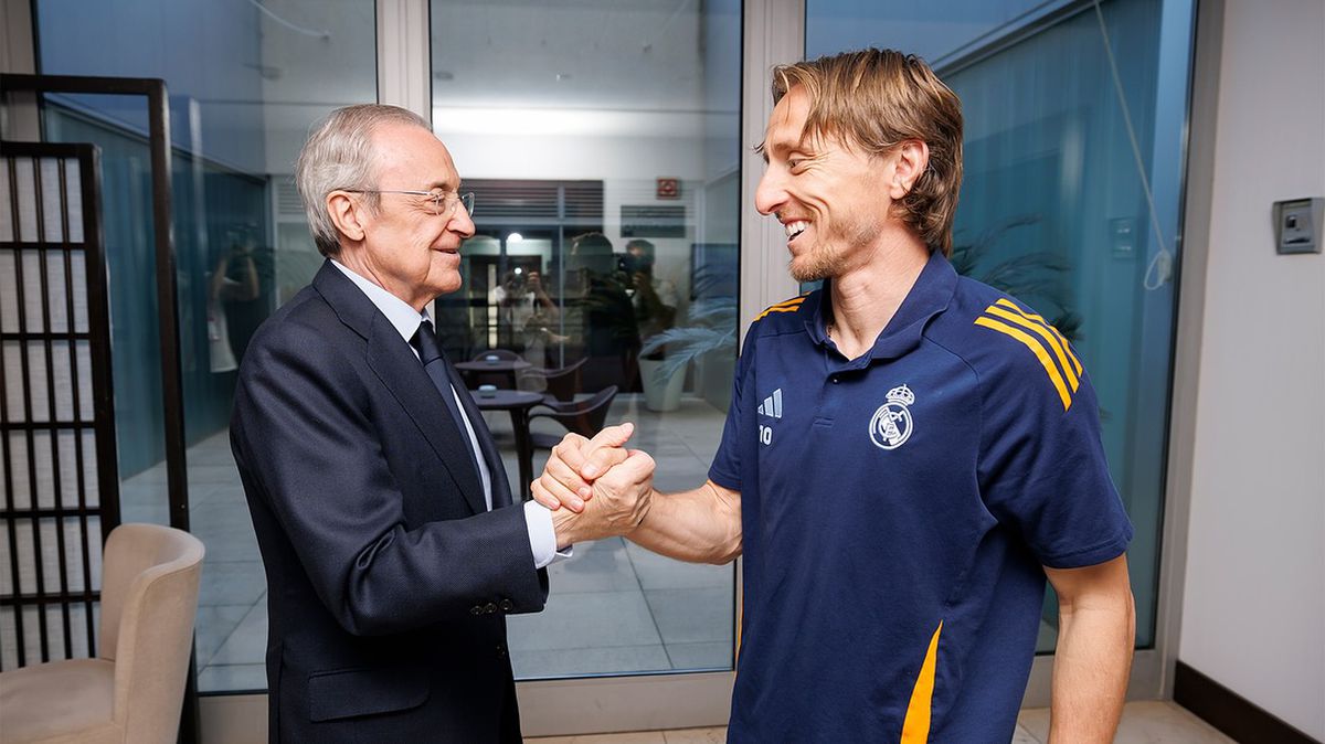 Florentino Perez este la Sevilla alături de jucătorii de la Real Madrid