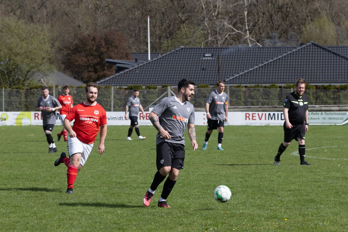 Echipa 100% românească din „Țara Fericirii” joacă într-un campionat cu reguli bizare: fotbal, handbal și rugby într-un meci!