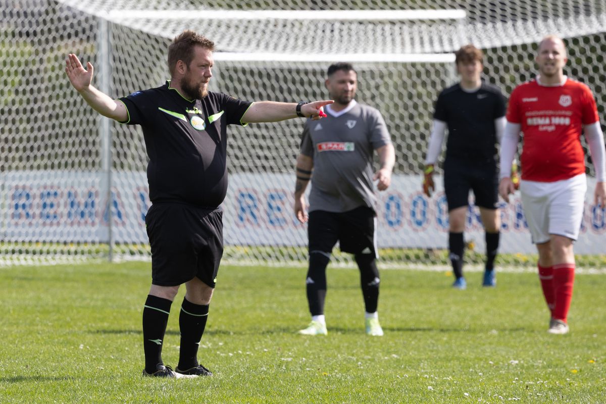 Echipa 100% românească din „Țara Fericirii” joacă într-un campionat cu reguli bizare: fotbal, handbal și rugby într-un meci!