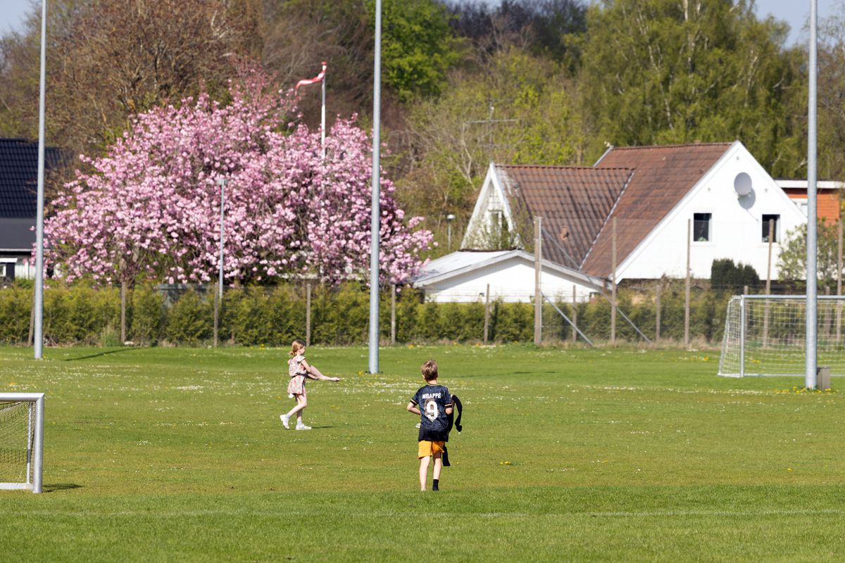 Echipa 100% românească din „Țara Fericirii” joacă într-un campionat cu reguli bizare: fotbal, handbal și rugby într-un meci!