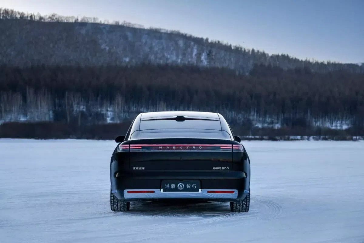 Mașina care seamănă izbitor cu Rolls-Royce și Mercedes » E mult mai ieftină decât cei doi giganți auto