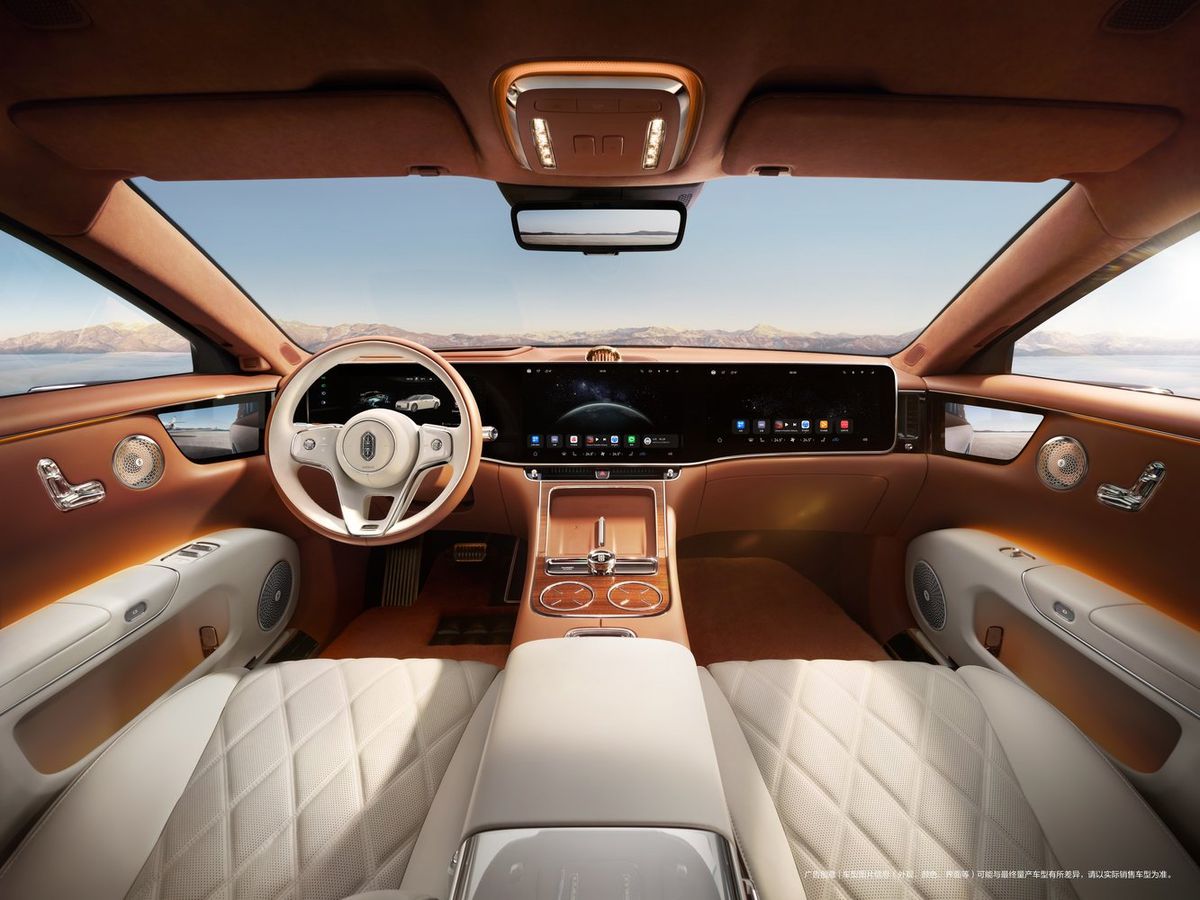 Mașina care seamănă izbitor cu Rolls-Royce și Mercedes » E mult mai ieftină decât cei doi giganți auto