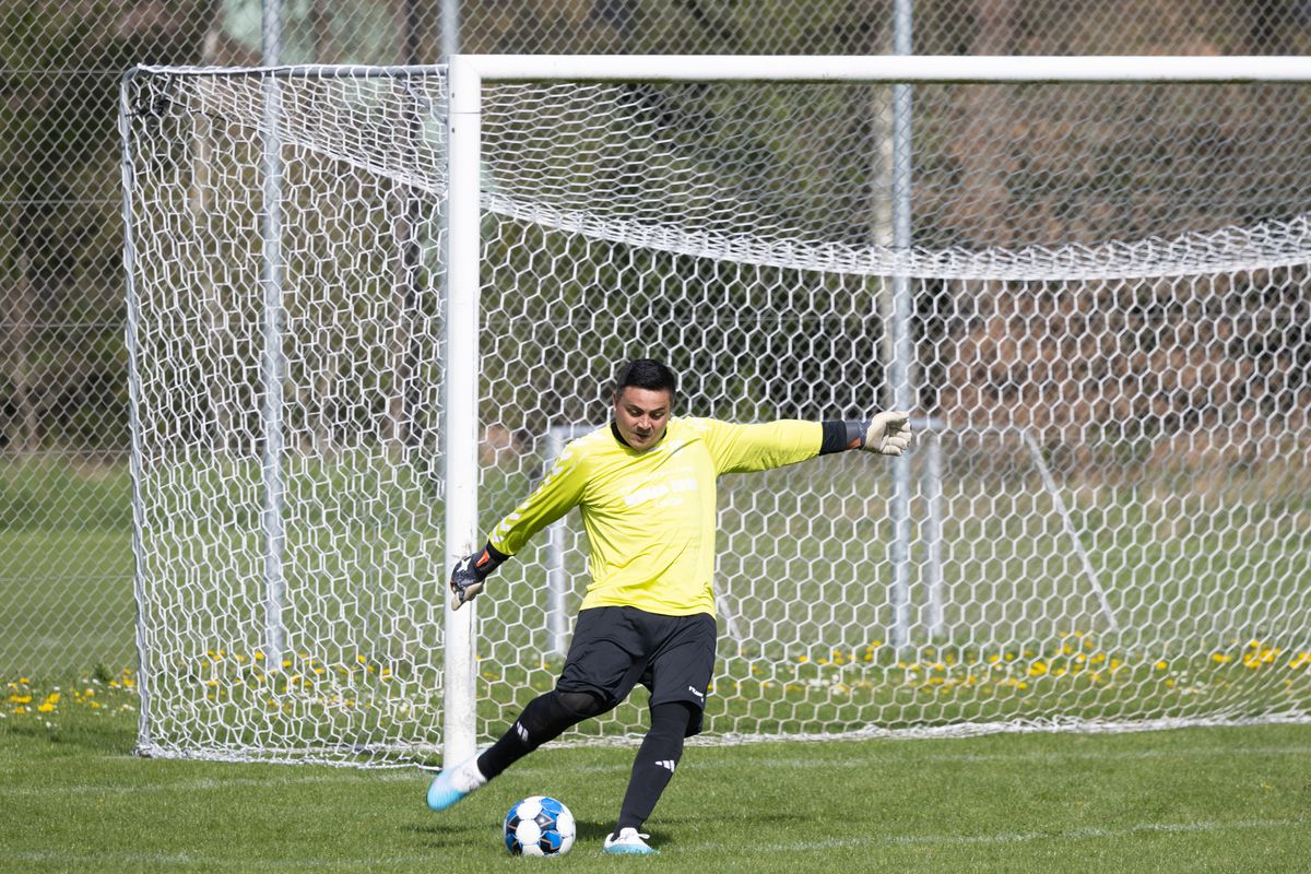 Echipa 100% românească din „Țara Fericirii” joacă într-un campionat cu reguli bizare: fotbal, handbal și rugby într-un meci!