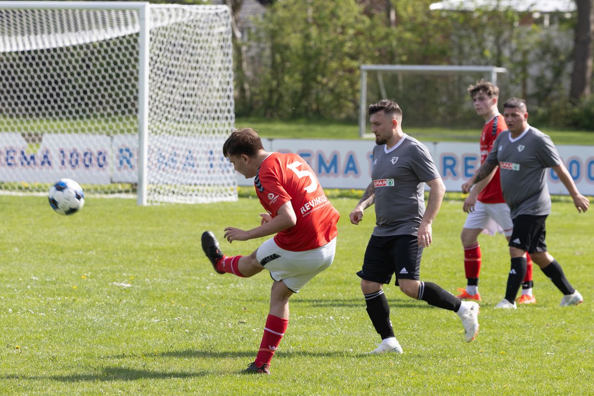 Echipa 100% românească din „Țara Fericirii” joacă într-un campionat cu reguli bizare: fotbal, handbal și rugby într-un meci!