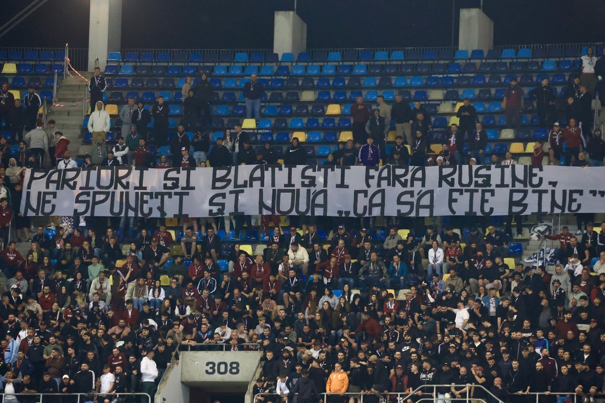 Bannere cu tentă rasistă în Dinamo - Rapid