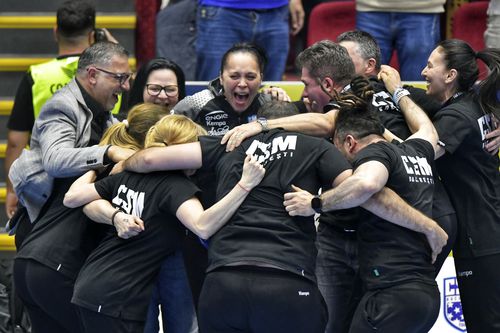 Staff-ul lui CSM București, inclusiv team-managerul Aurelia Brădeanu, a participat la bucuria calificării în turneul Final Four al Ligii Campionilor / FOTO: Cristi Preda (GSP.ro)