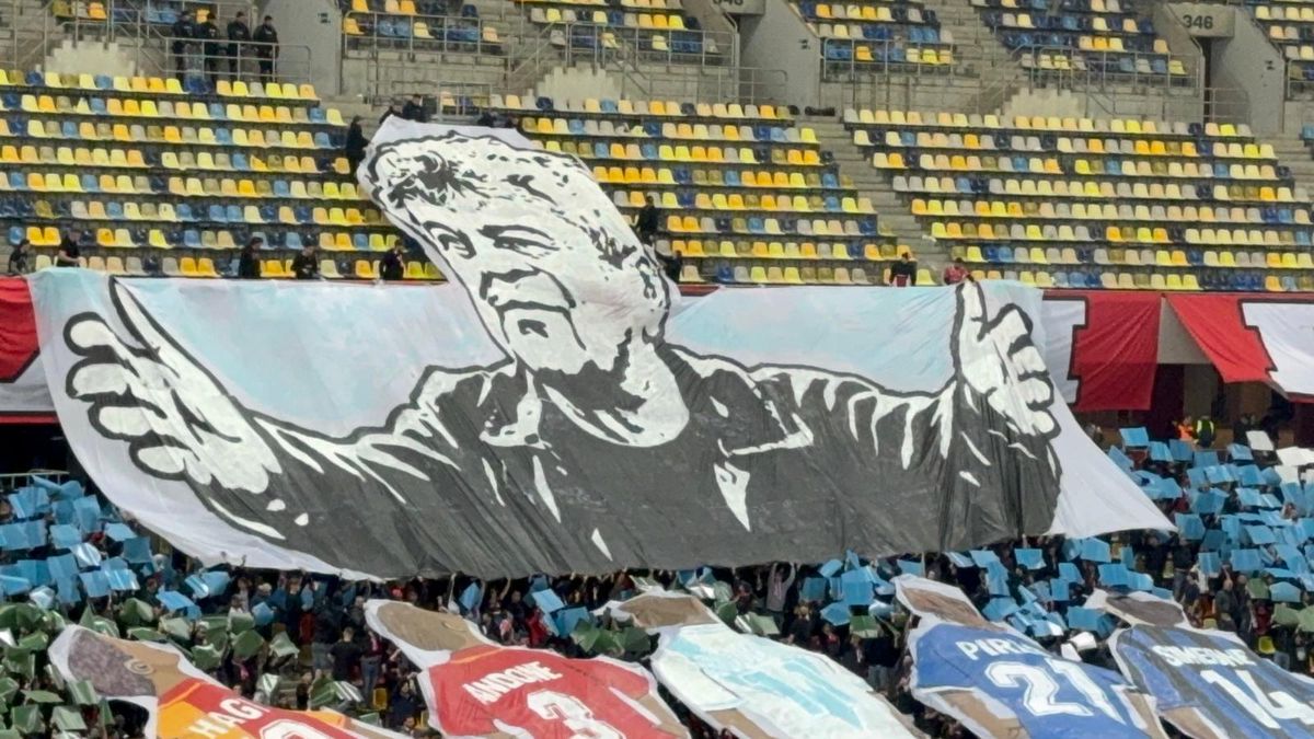 PCH și-a luat adio: scenografie in memoriam Mircea Lucescu, cu Hagi în peluza roș-albă » Giuleștenii au aplaudat!