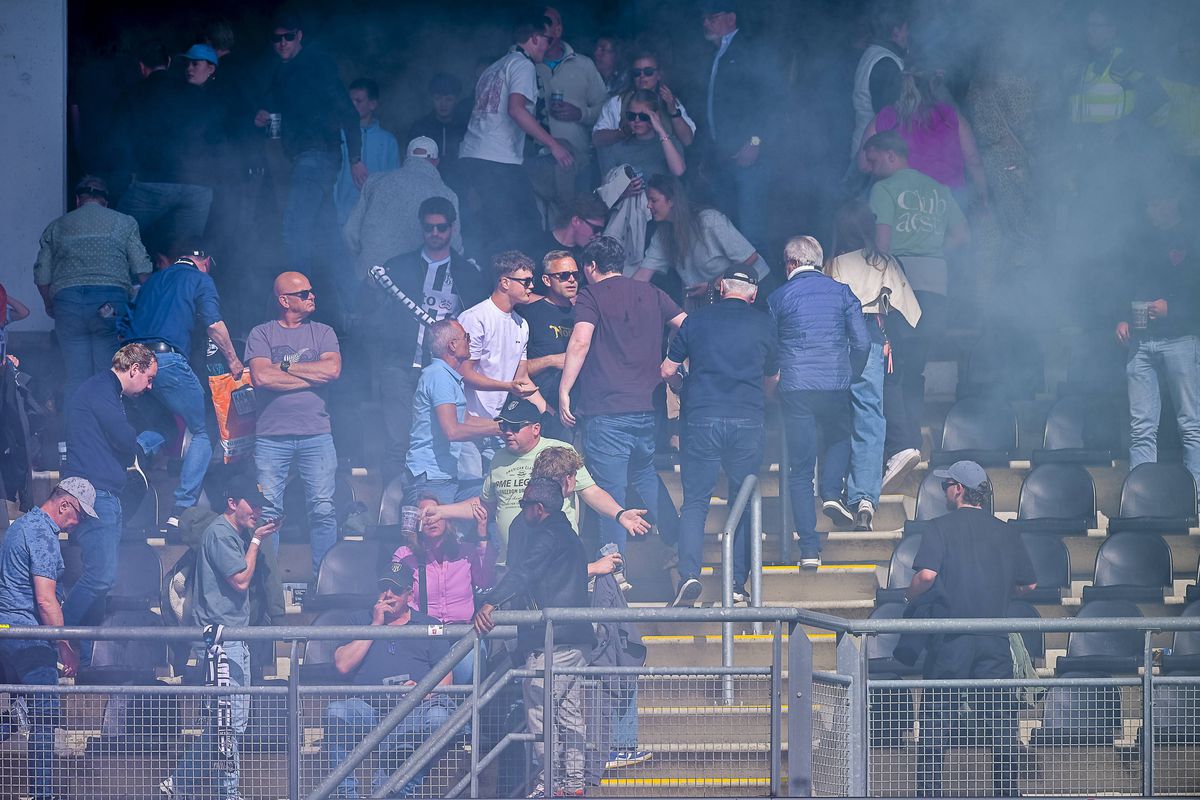 Haos total în tribune la Heracles - Volendam