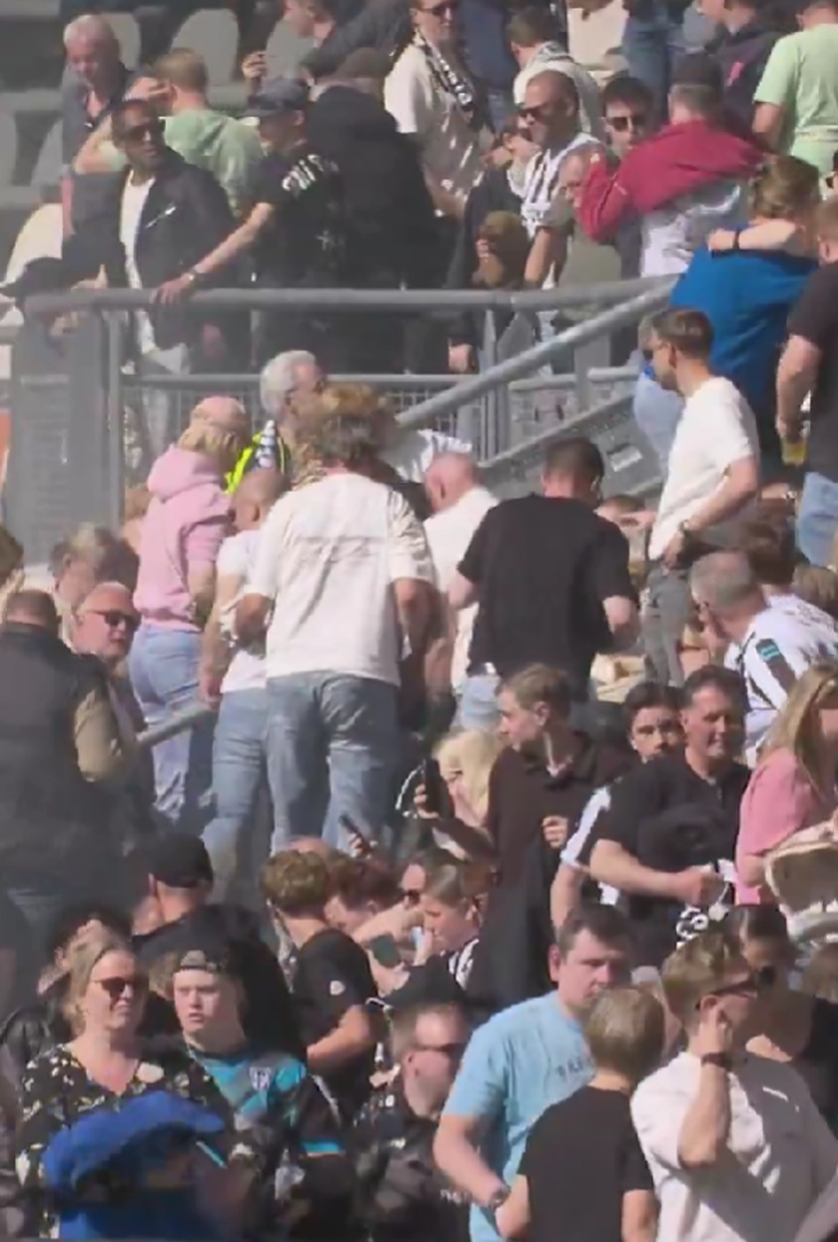 Haos total în tribune la Heracles - Volendam