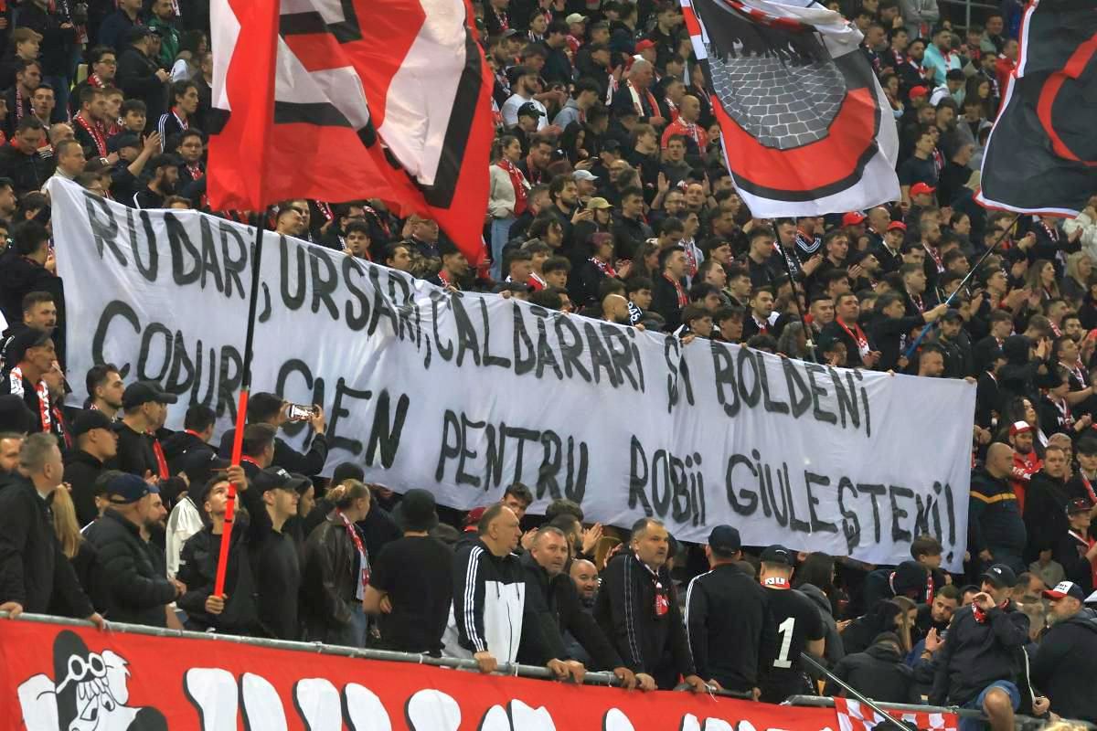 Arena Națională, templul rasismului » Derapaje în serie: peluza dinamovistă a sfidat mesajul imprimat pe tricourile favoriților