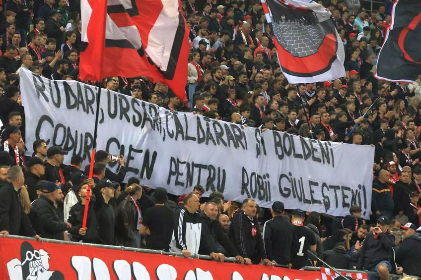 Bannere rasiste afișate la Dinamo - Rapid