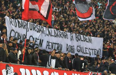 Arena Națională, templul rasismului » Derapaje în serie: peluza dinamovistă a sfidat mesajul imprimat pe tricourile favoriților