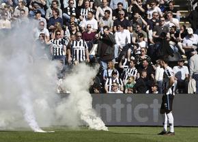 Derby-ul retrogradării a scăpat de sub control! Fanii au fugit din tribune de artificiile aruncate chiar de „ai lor”