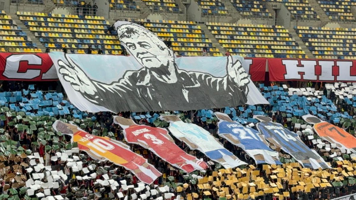 PCH și-a luat adio: scenografie in memoriam Mircea Lucescu, cu Hagi în peluza roș-albă » Giuleștenii au aplaudat!