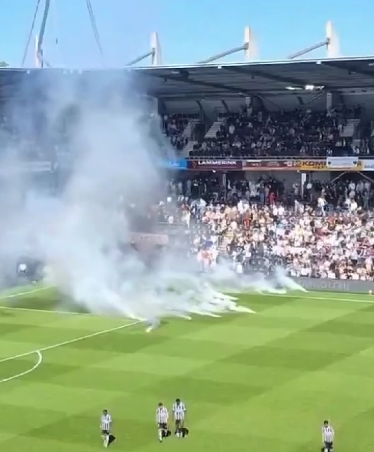 „Rușine!” » Derby-ul retrogradării a scăpat de sub control! Arbitrul a oprit meciul