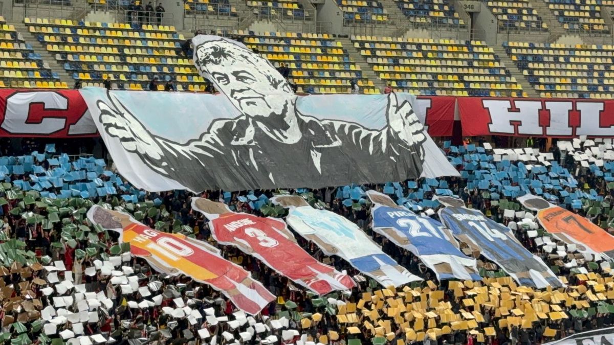 PCH și-a luat adio: scenografie in memoriam Mircea Lucescu, cu Hagi în peluza roș-albă » Giuleștenii au aplaudat!