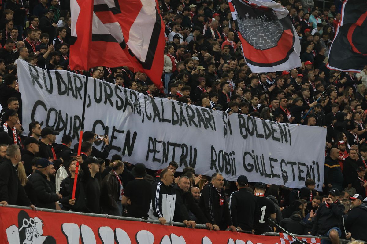 Se putea și mai rău! Bannerele rasiste ale dinamoviștilor interzise la derby