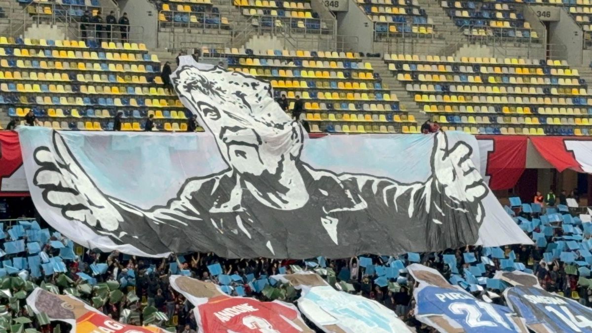 PCH și-a luat adio: scenografie in memoriam Mircea Lucescu, cu Hagi în peluza roș-albă » Giuleștenii au aplaudat!