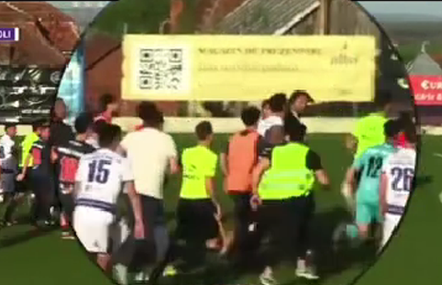 Imagini incredibile: Dan Alexa, repriză de box pe gazon!