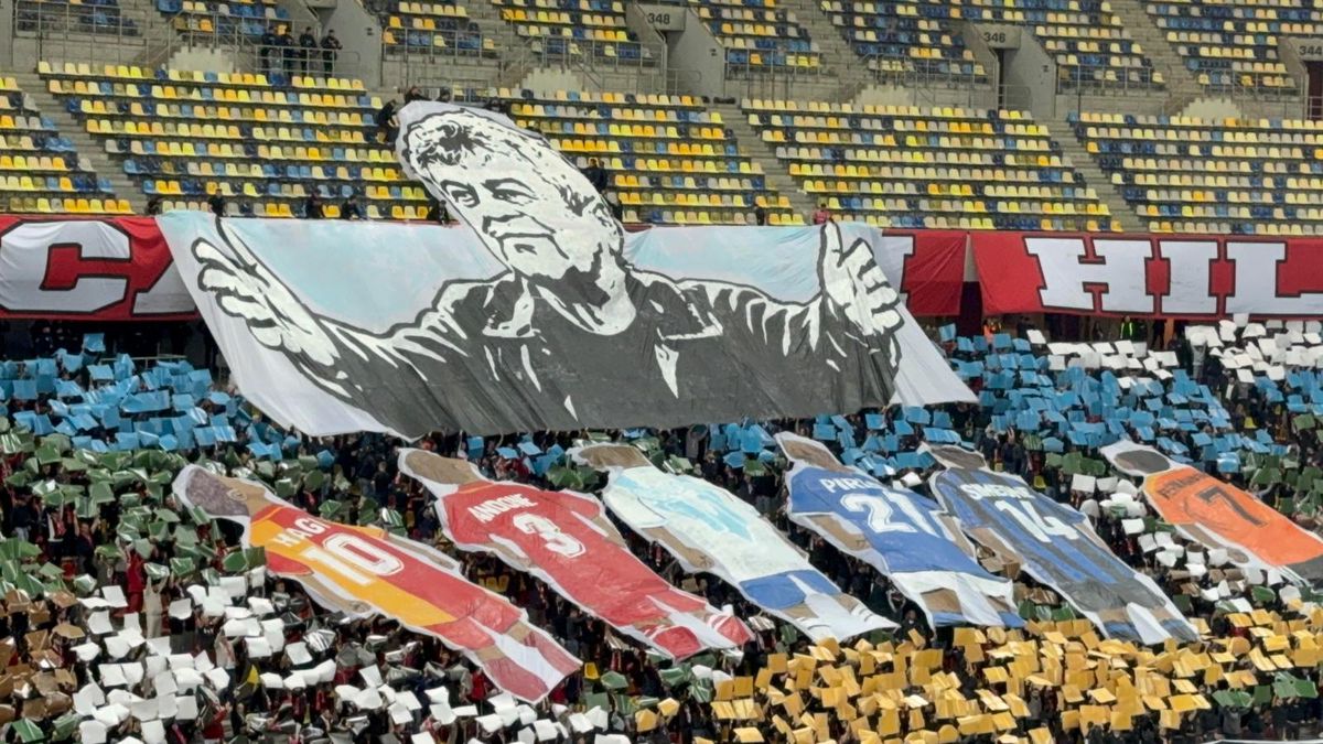 PCH și-a luat adio: scenografie in memoriam Mircea Lucescu, cu Hagi în peluza roș-albă » Giuleștenii au aplaudat!