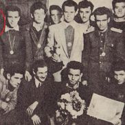 Pericle Valeca, încercuit. Fotografie din perioada Dinamo Pitești / Sursă foto: argesfc.ro