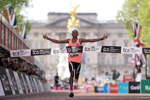 Maraton ISTORIC! Recordul mondial masculin, bătut de TREI alergători astăzi: s-a coborât sub două ore!