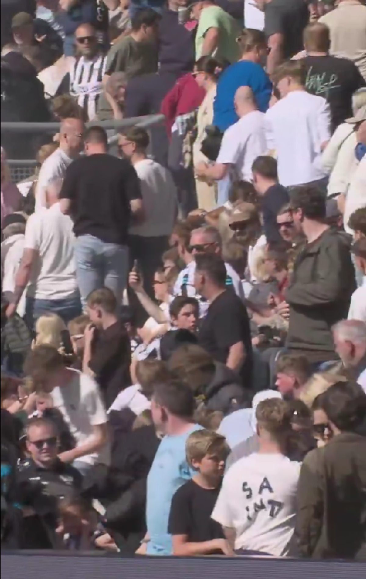 „Rușine!” » Derby-ul retrogradării a scăpat de sub control! Arbitrul a oprit meciul