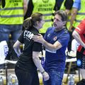 Tomas Axner, antrenorul lui Esbjerg, felicitând-o pe Bojana Popovic, antrenoarea lui CSM București/Foto: Cristi Preda (GSP.ro)