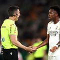„Centralul” Soto Grado, într-o discuție aprinsă cu Vinicius jr, în timpul meciului Betis - Real Madrid (1-1) / Foto: GettyImages