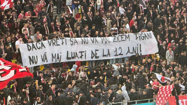 Bannere cu tentă rasistă în Dinamo - Rapid