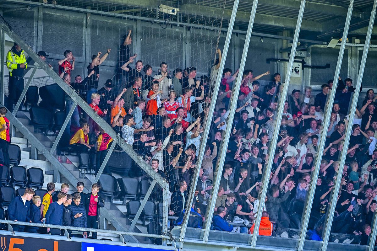 Haos total în tribune la Heracles - Volendam