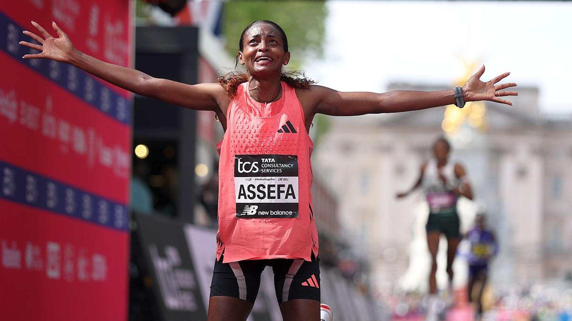 Tigst Assefa, alergătoare din Etiopia, trece linia de sosire în Maraton Londra feminin cu timp record de 2h15m41s. | sursa foto: Gazeta Sporturilor