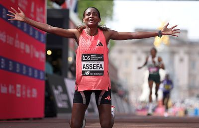 Tigst Assefa a câștigat Maratonul din Londra cu un timp-record!