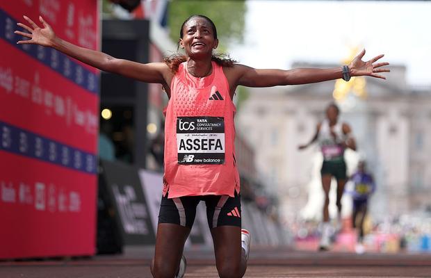Tigst Assefa a câștigat Maratonul din Londra cu un timp-record!