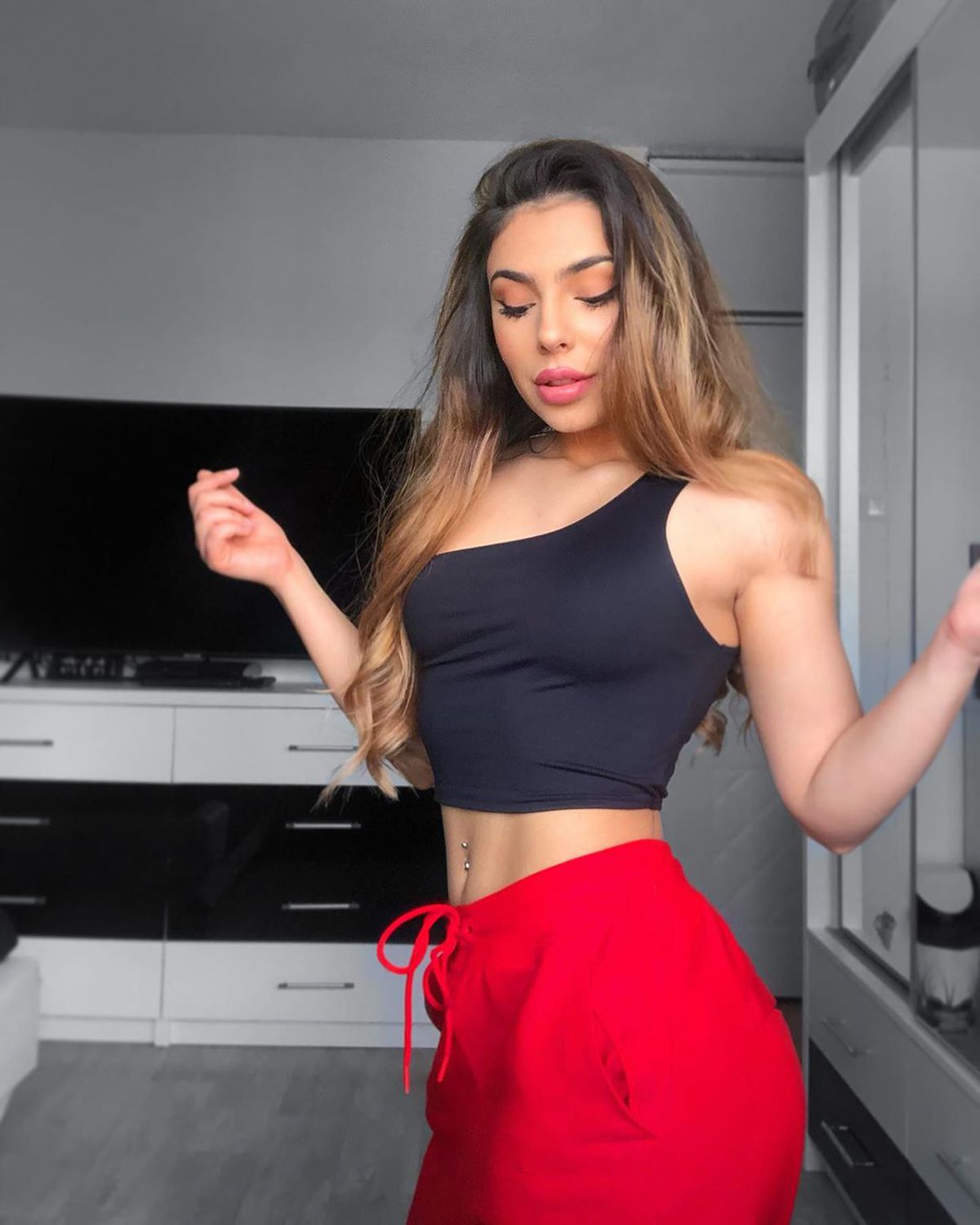 FOTO+VIDEO Cele mai plăcute exerciții de fitness :) Andra a devenit celebră pe Instagram cu pozele sale incendiare
