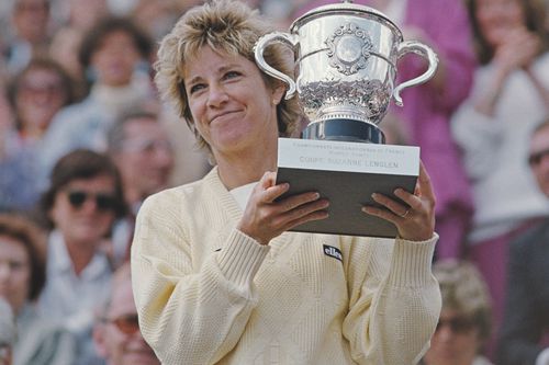 Chris Evert cu trofeul de la Roland Garros în 1985, după o finală de poveste cu Martina Navratilova FOTO Guliver/GettyImages