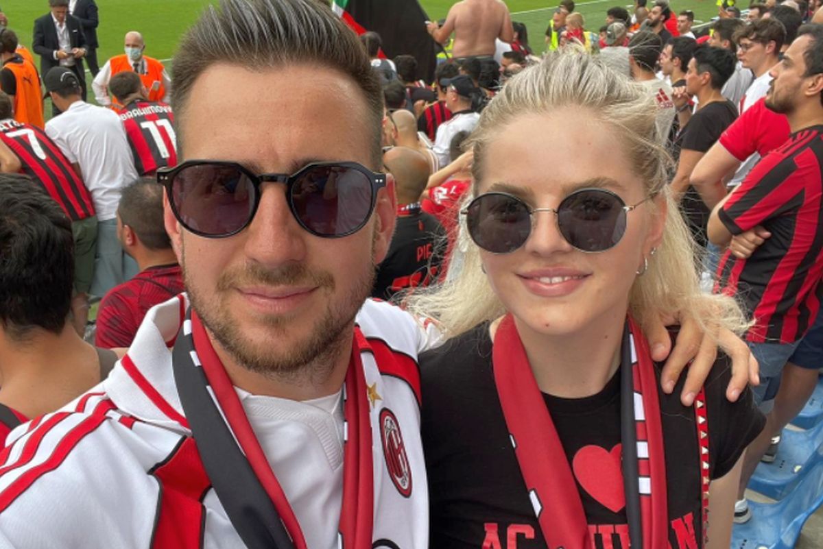 Cine e fotbalistul din Liga 1 prezent alături de soție la petrecerea de titlu a lui AC Milan