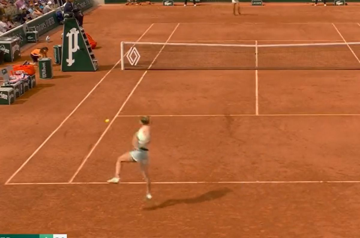 Simona Halep i-a cucerit pe francezi cu o execuție în stilul lui Monfils » „Superman backhand” în duelul cu Zheng de la Paris