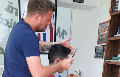 Fostul campion din Liga 1 a ajuns frizer la 33 de ani: „Stau noaptea în pat și mă bușește plânsul”