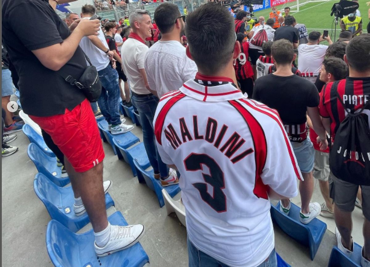 Cine e fotbalistul din Liga 1 prezent alături de soție la petrecerea de titlu a lui AC Milan