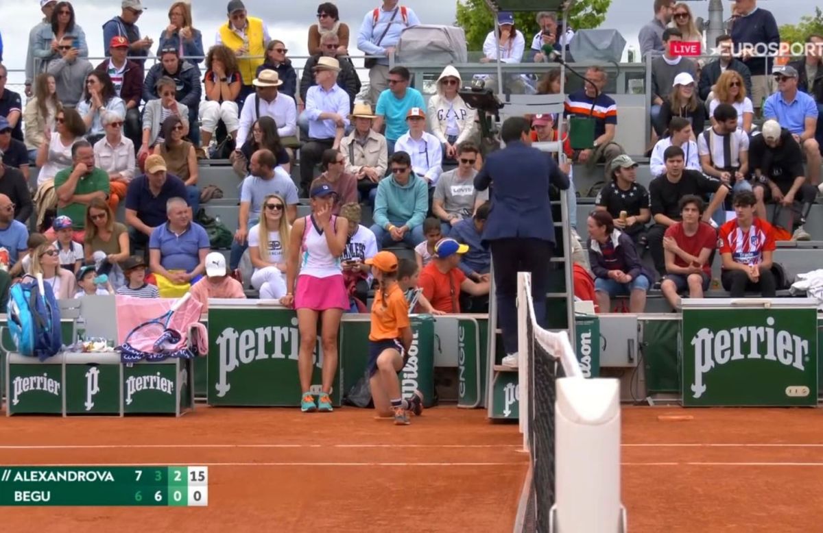 Irina Begu, aproape de descalificare la Roland Garros: racheta aruncată de româncă a aterizat în tribune și a fost la un pas să lovească un copil