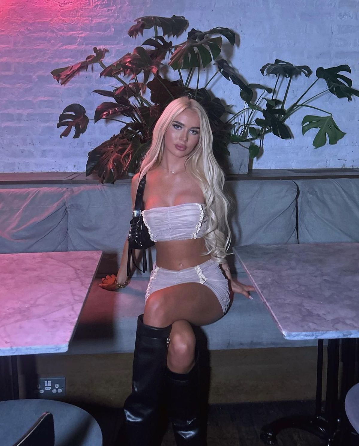 O blondă sexy riscă închisoarea după ce a terorizat trei fotbaliști celebri din Premier League »  După ce i-au blocat apelurile, și-a schimbat numărul de telefon de 21 de ori!