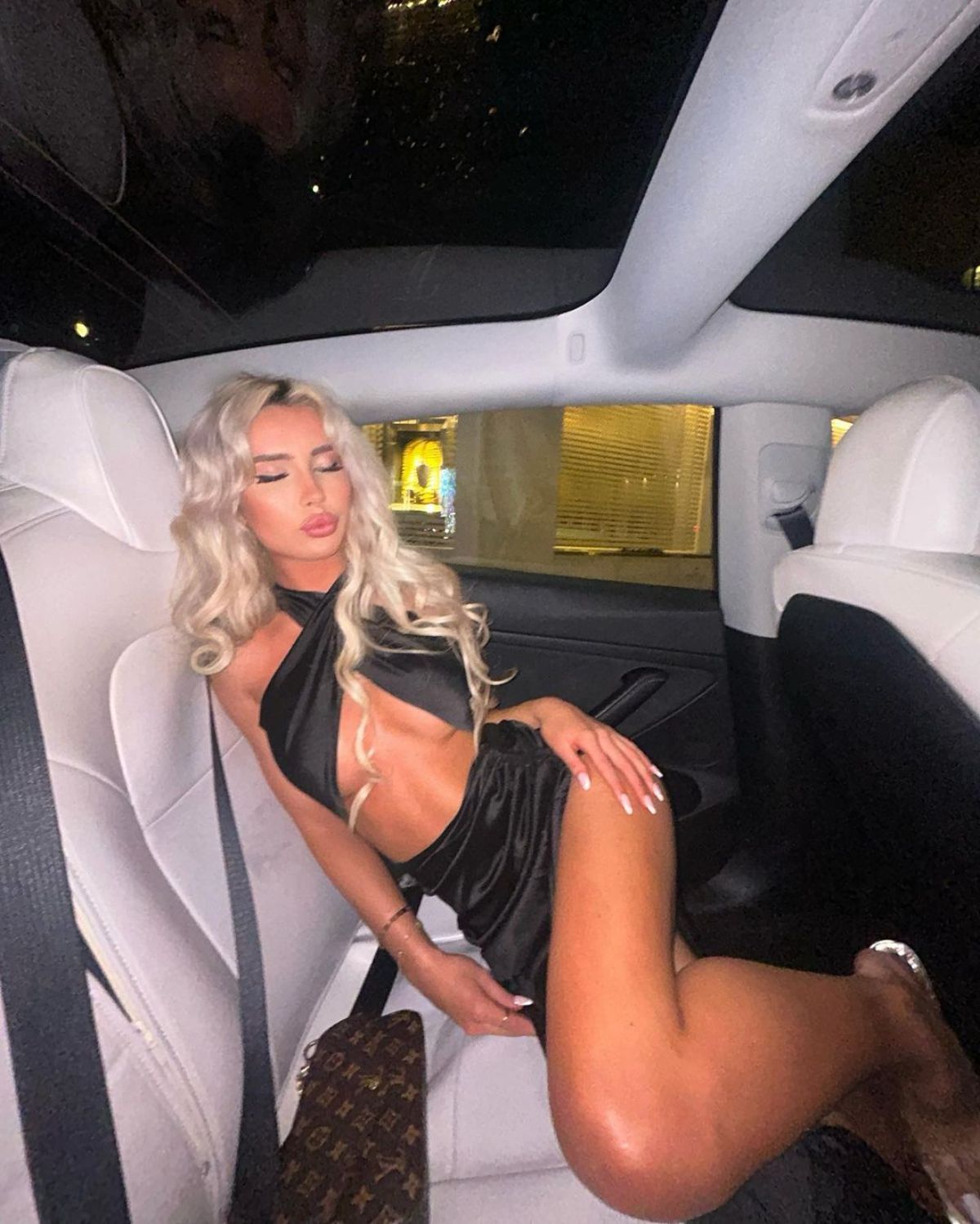 O blondă sexy riscă închisoarea după ce a terorizat trei fotbaliști celebri din Premier League »  După ce i-au blocat apelurile, și-a schimbat numărul de telefon de 21 de ori!